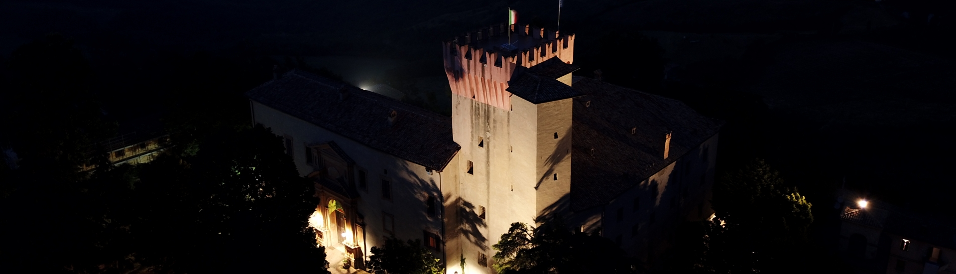 Castello di Guiglia - Castello di Guiglia con Panorama foto di: |Mauroriccio| - https://it.wikipedia.org/wiki/Guiglia#/media/File:Castello_di_Guigli_con_panorama.jpg